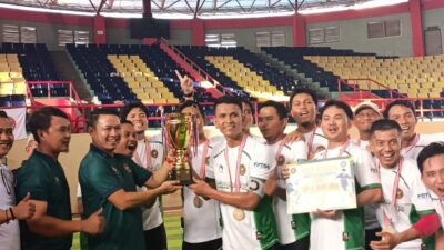 Wakil Bupati Pelalawan Resmi Menutup Turnamen Futsal Serikat Riau Fiber 2025