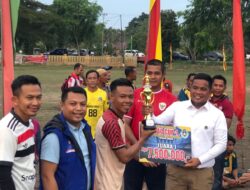 RBN FC Juara Turnamen Sepak Bola Cup I U-40 Kelurahan Pelalawan, Bupati H Zukri Serahkan Tropi Kemenangan