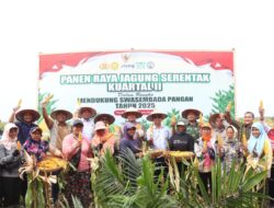 Dukung Swasembada Pangan 2025, Kapolres Pelalawan Ikut Panen Raya Jagung Serentak